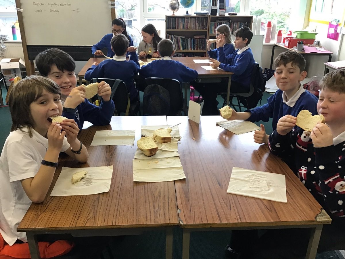 children eating the bread